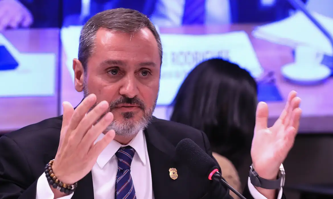 Diretor da PF afirma que investigações não consideram 'estatura política'