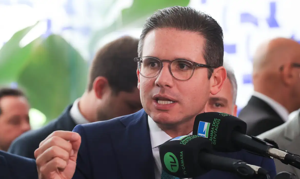 Hugo Motta defende servidora investigada pela PF e critica relator