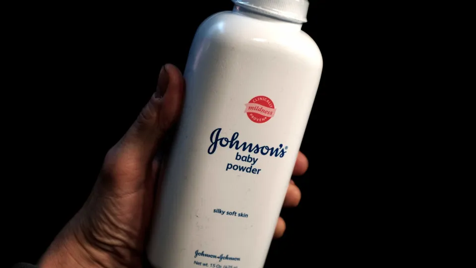 Johnson & Johnson é condenada a indenizar US$ 40 milhões por talco associado a câncer