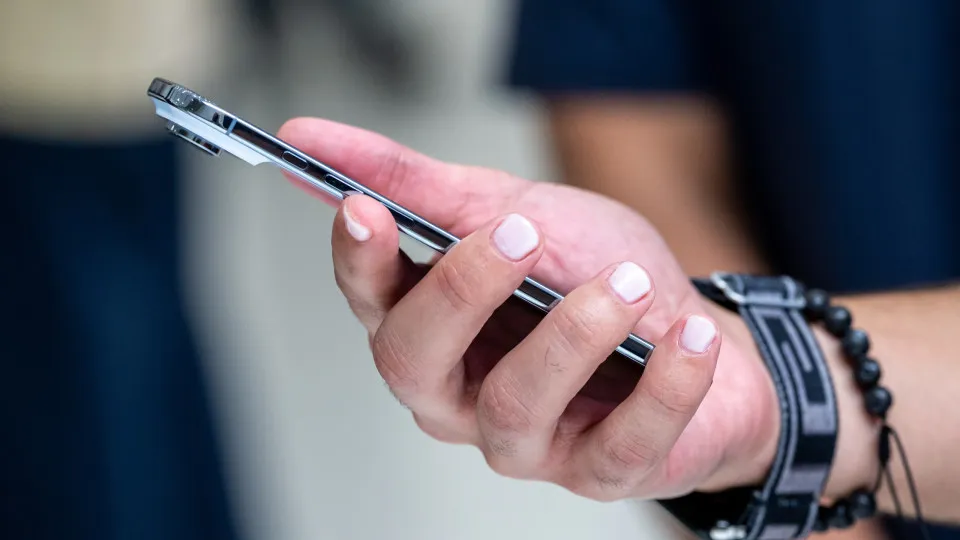 Cresce o uso de aplicativos que bloqueiam celulares em casos de inadimplência, apesar de restrições legais