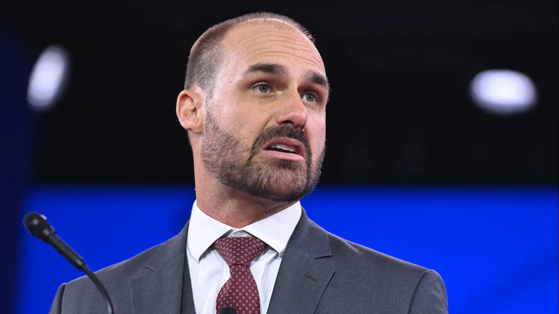 Eduardo Bolsonaro expressa desapontamento com retirada de sanção a Moraes