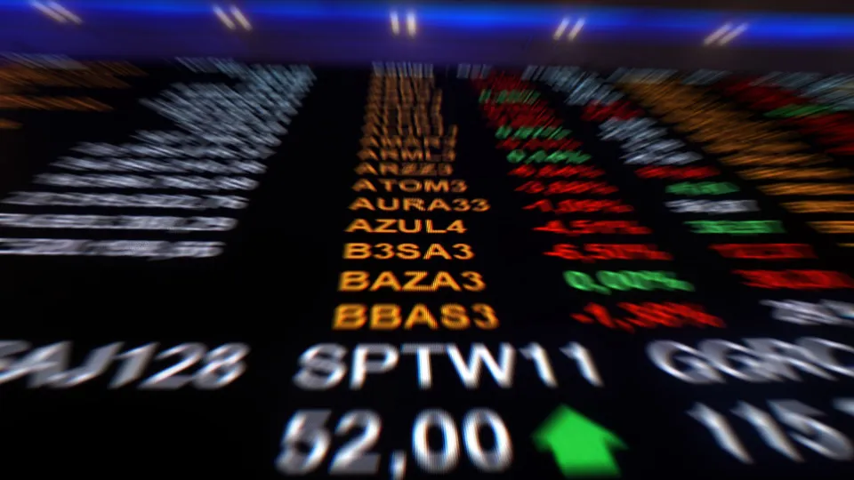 Bolsa de Valores atinge novo recorde com expectativa de cortes nos juros; dólar tem queda