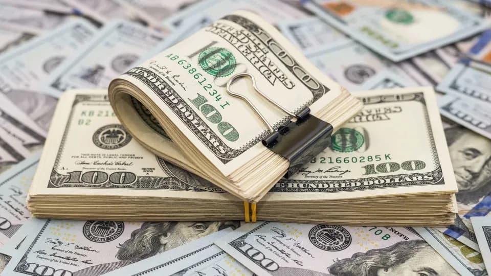 Dólar cai enquanto Bolsa avança; Galípolo destaca inflação em audiência