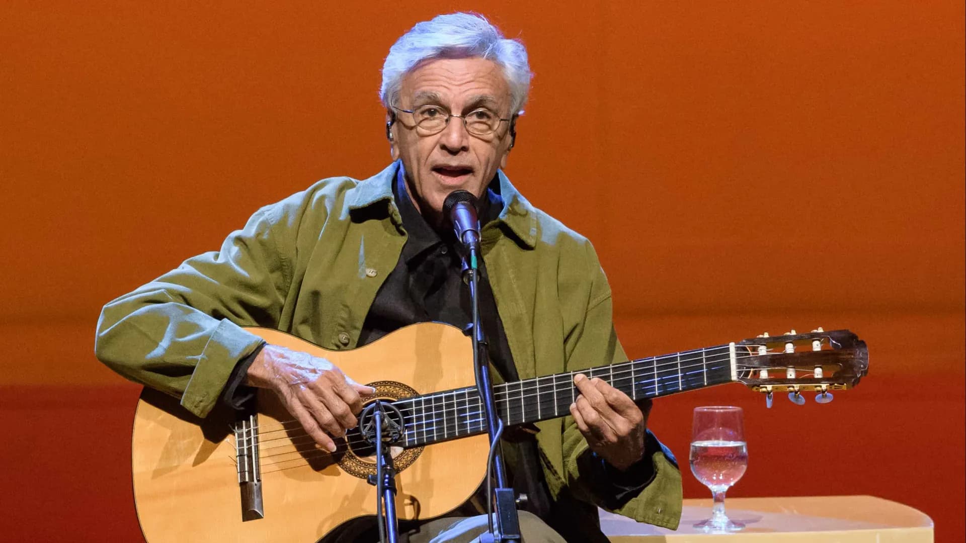 Caetano Veloso organiza ato musical em Copacabana contra redução de penas de Bolsonaro
