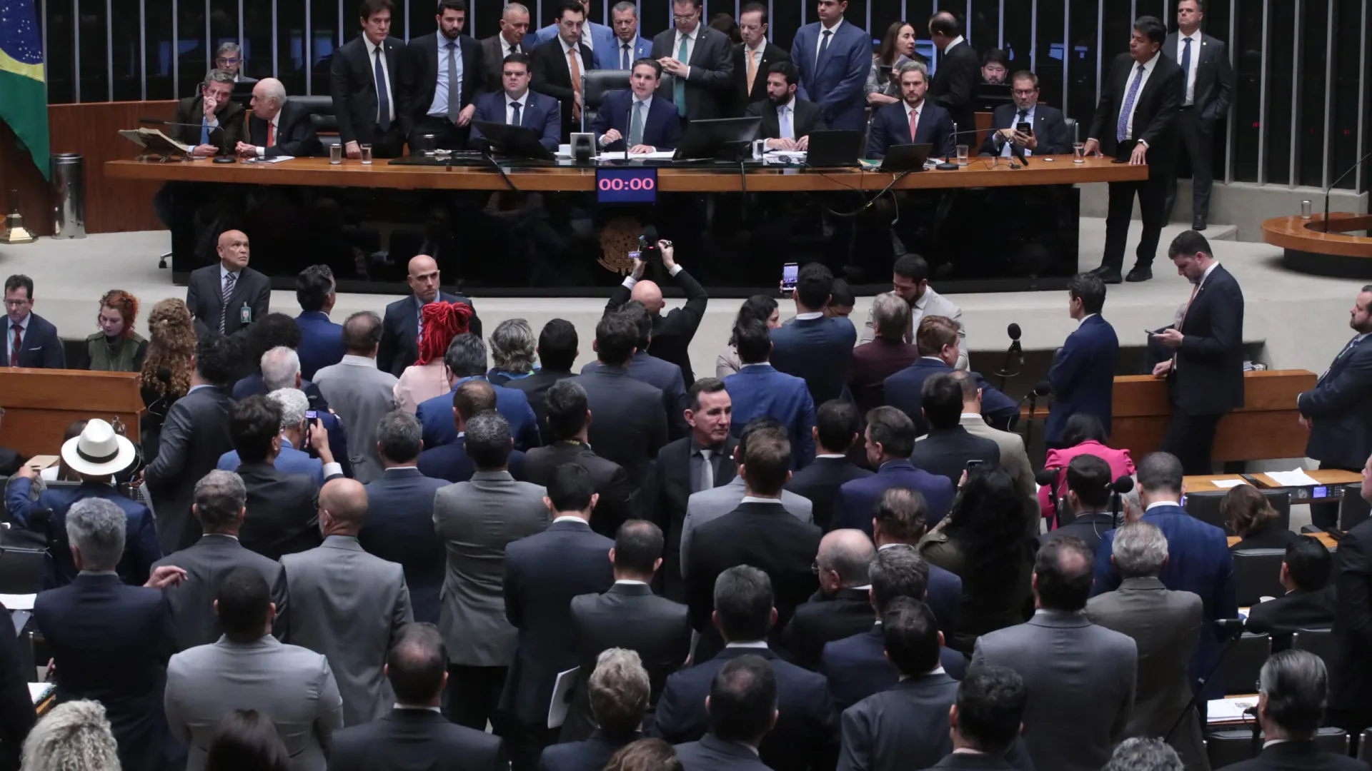 Câmara aprova projeto que pode reduzir penas de Bolsonaro e réus do 8 de janeiro