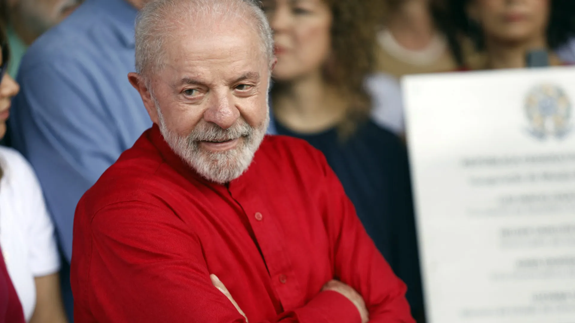 Lula lidera pesquisa e supera Flávio Bolsonaro por 15 pontos no 2º turno