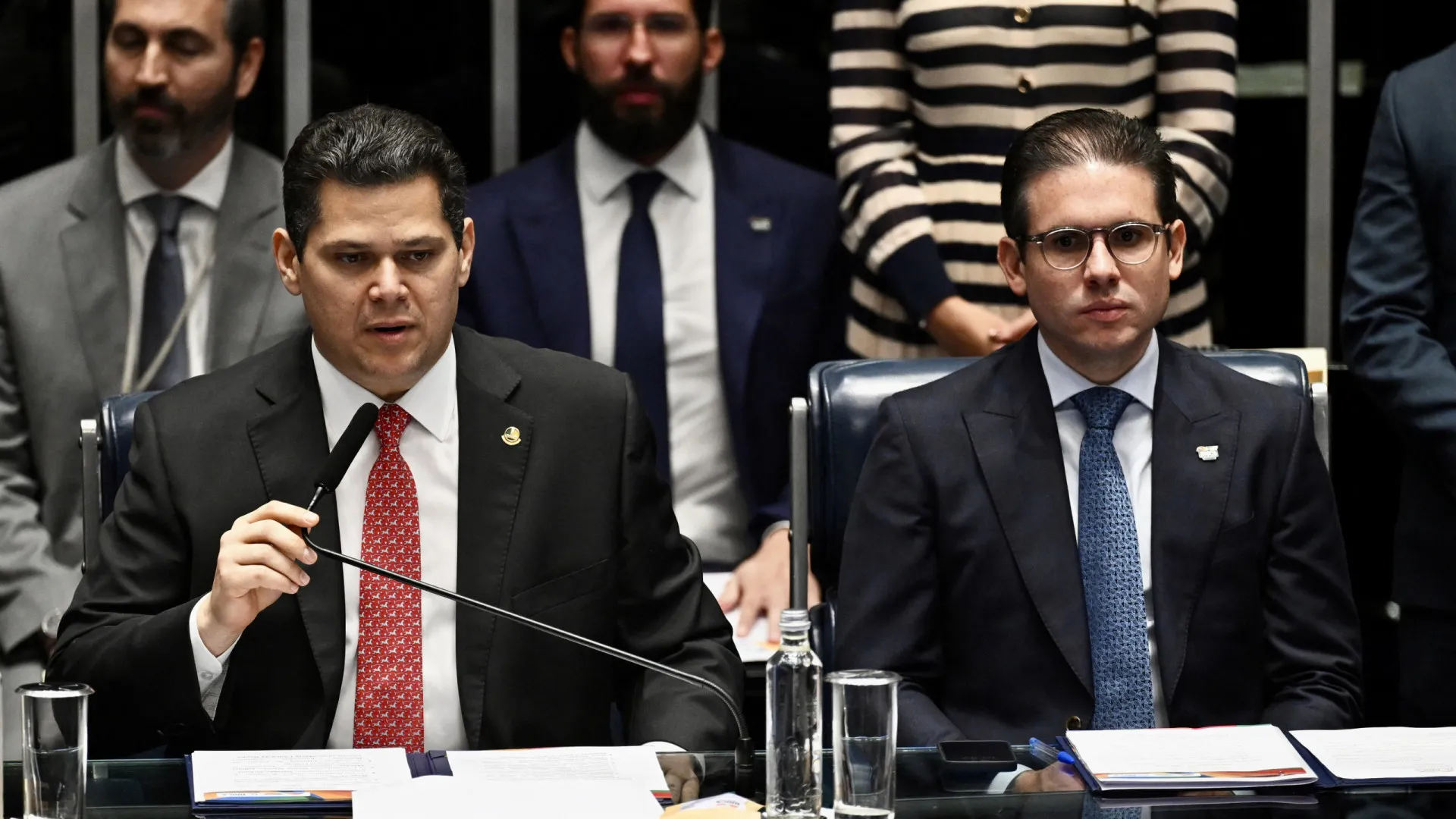 Senado avança com proposta de impeachment de ministros do STF em resposta a decisão de Gilmar Mendes