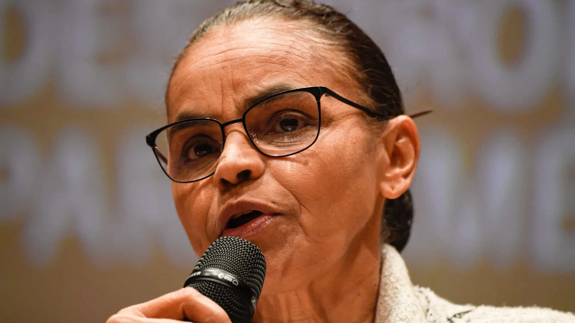 Marina Silva é hospitalizada com leve fratura na coluna