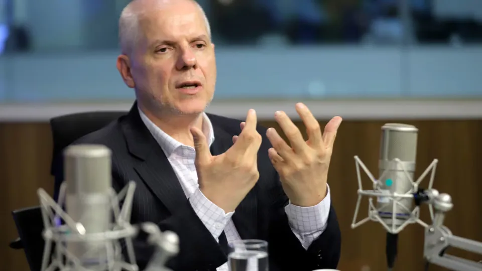 Ex-presidente do INSS é detido pela Polícia Federal em operação de combate a fraudes