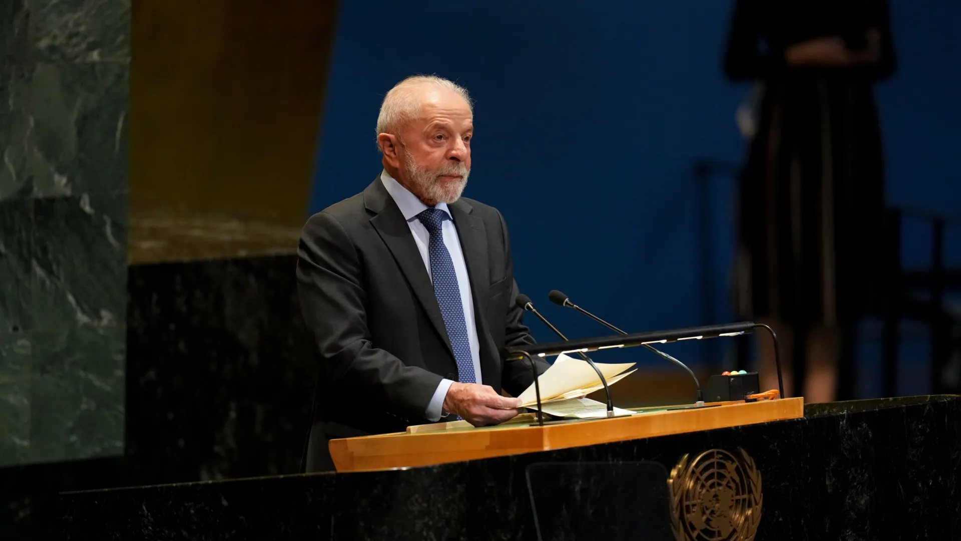 Lula considera isenção de IR como 'quase um 14º salário' e sugere compra de TV para a Copa