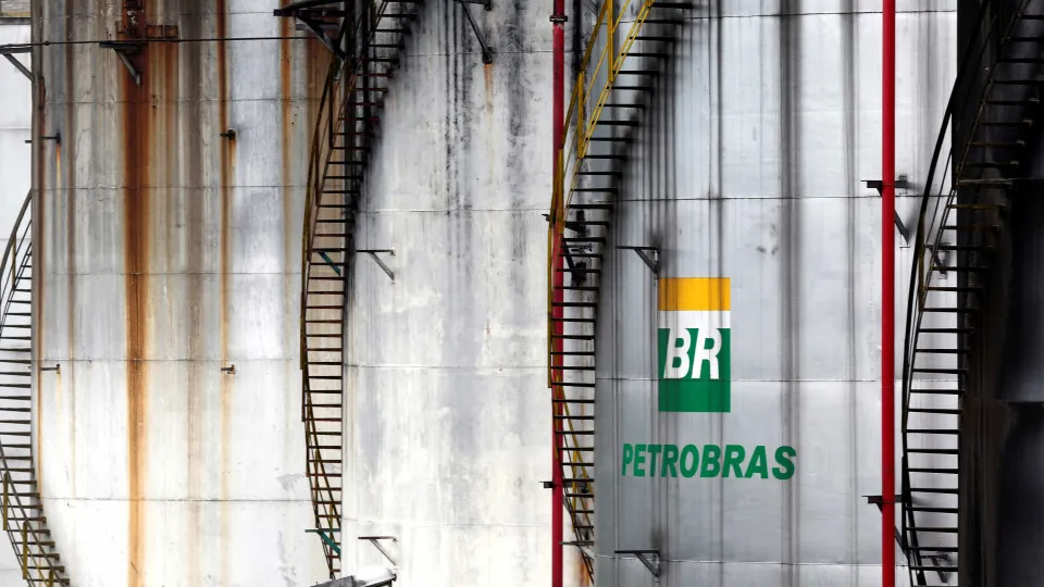 Petrobras implementa plano de demissão voluntária para até 1,1 mil funcionários