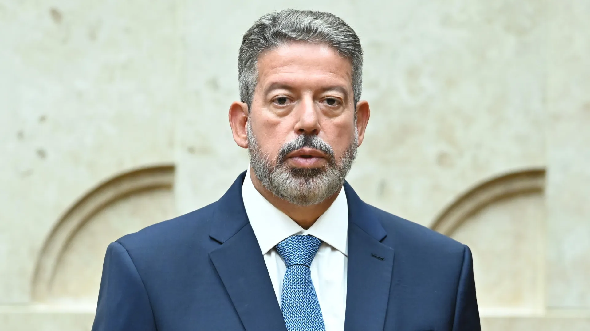 Arthur Lira se destaca ao lado de Lula em ato de sanção do IR