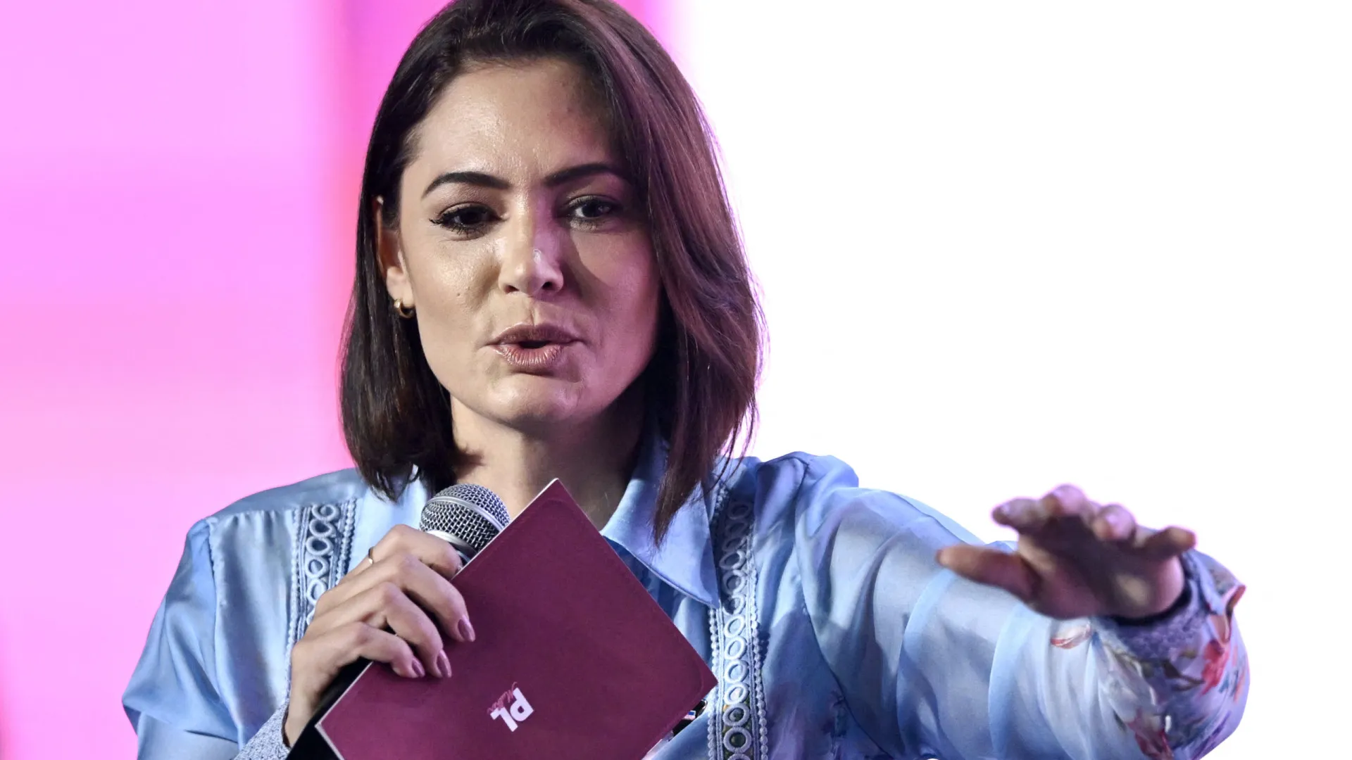 Michelle Bolsonaro poderá visitar o marido na PF neste domingo