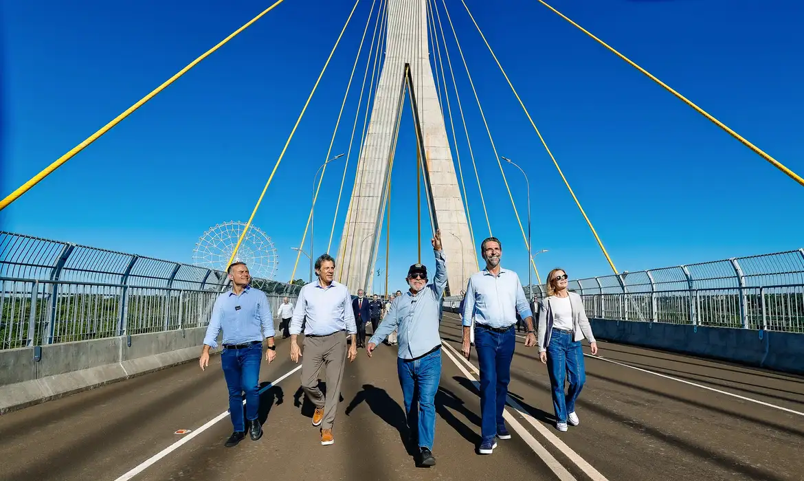 Lula Inaugura Ponte Internacional da Integração e Critica Construção de Muros
