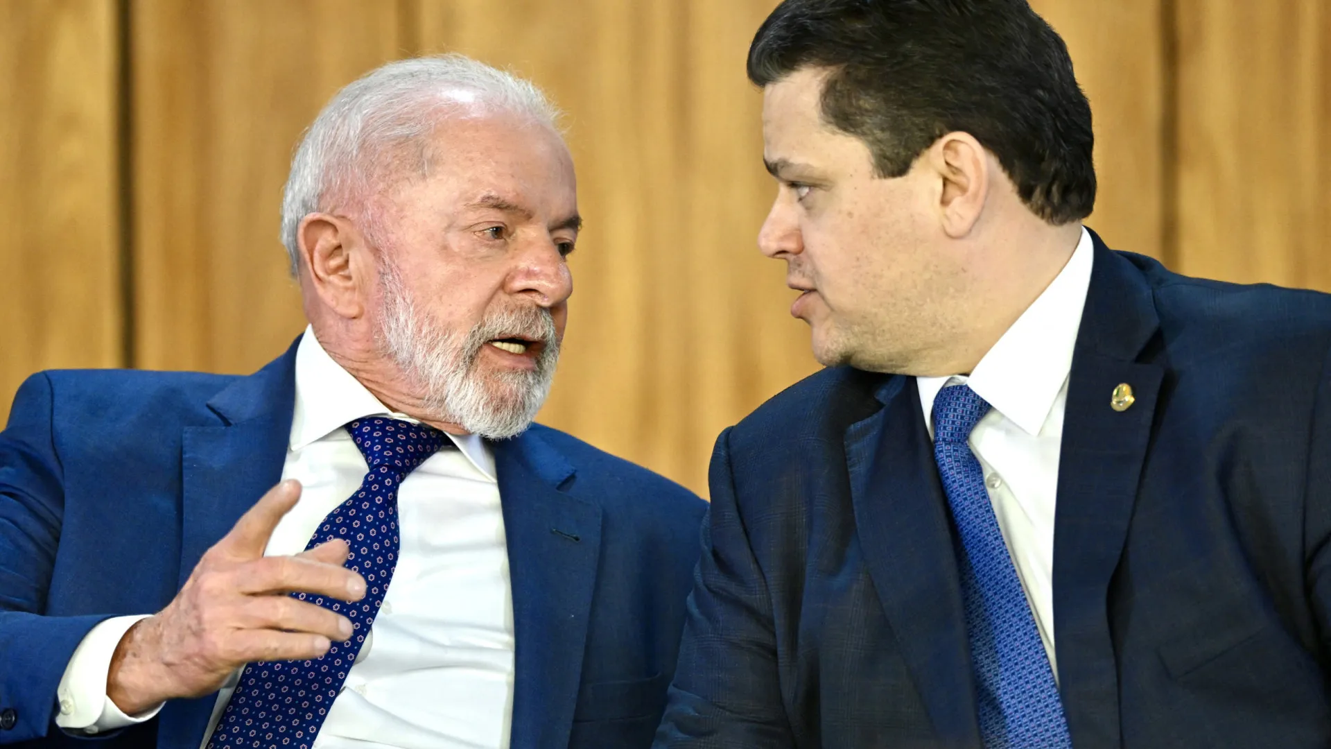Davi Alcolumbre: Alternância entre Conflitos e Alianças com Lula após Retorno ao Senado