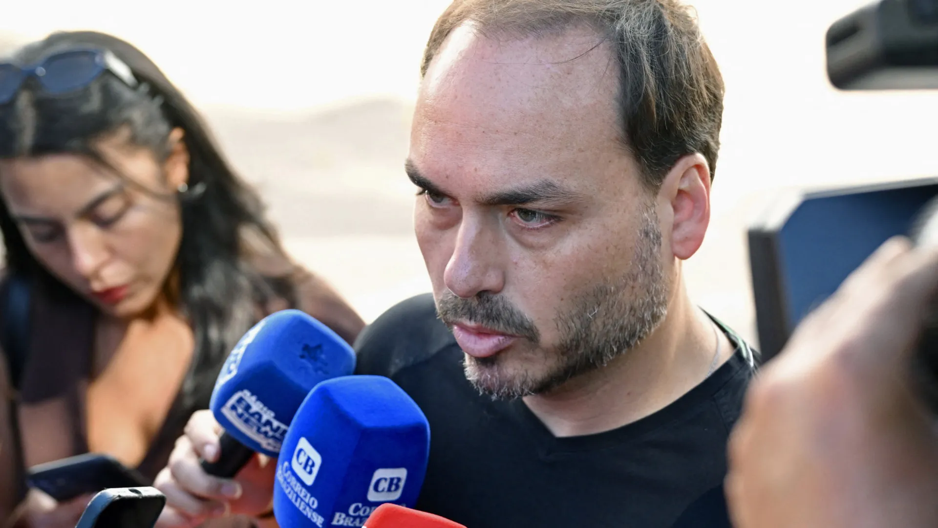 Filhos de Bolsonaro criticam Moraes após negativa de prisão domiciliar