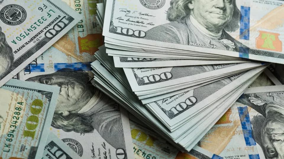 Dólar encerra o dia estável enquanto Bolsa avança com foco em geopolítica e dados dos EUA