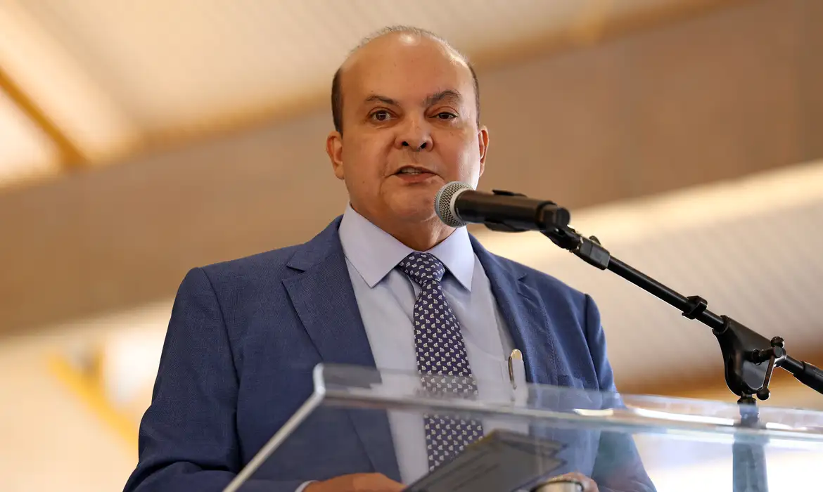 Oposição no DF solicita impeachment de Ibaneis após menção de banqueiro