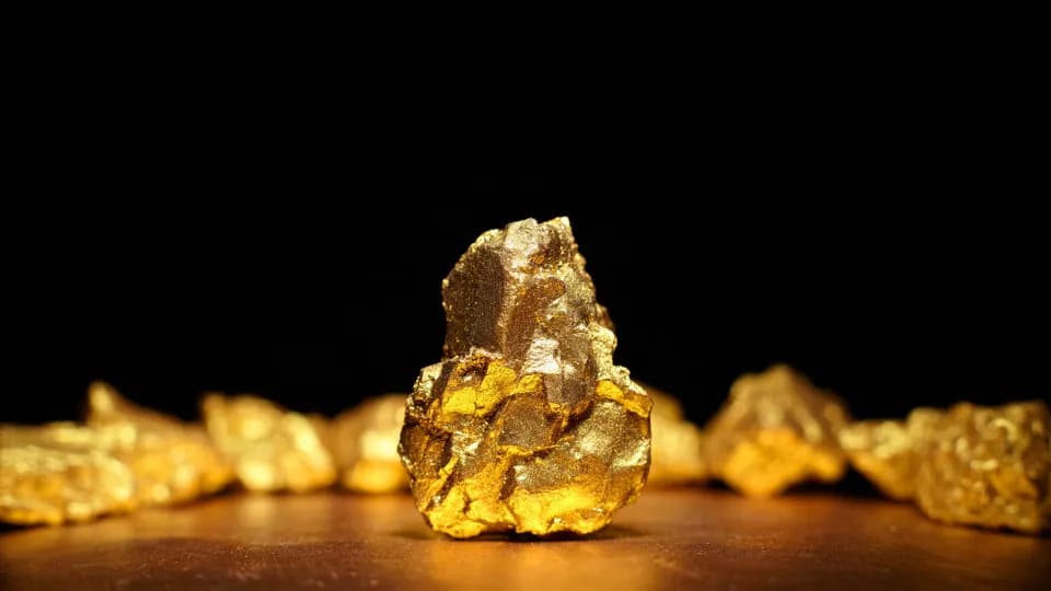 Ouro atinge nova alta histórica, próximo de US$ 5 mil; prata supera os US$ 100