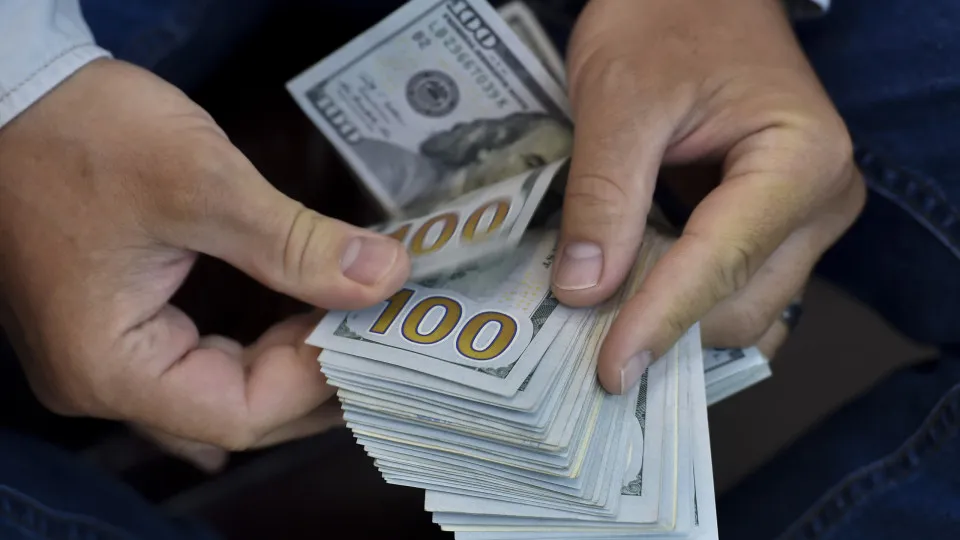 Riqueza de 12 bilionários ultrapassa renda de metade da população mundial