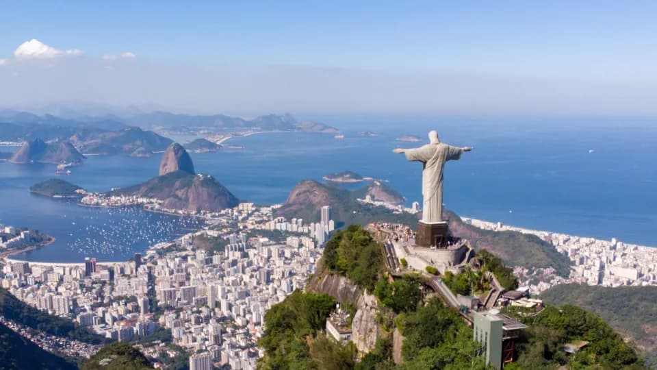 Turismo brasileiro deve alcançar recorde na alta temporada de verão, aponta CNC