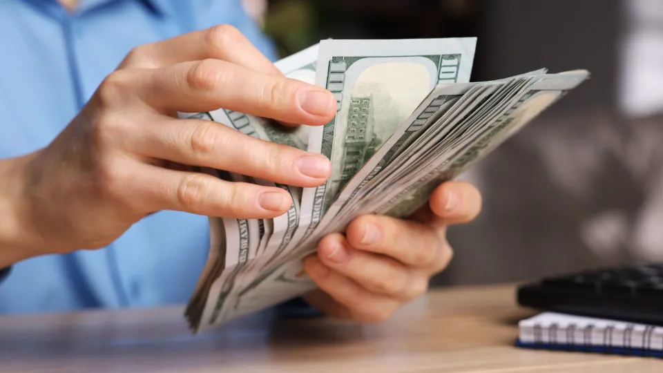 Dólar sobe levemente enquanto Bolsa registra queda em meio a investigação sobre Powell