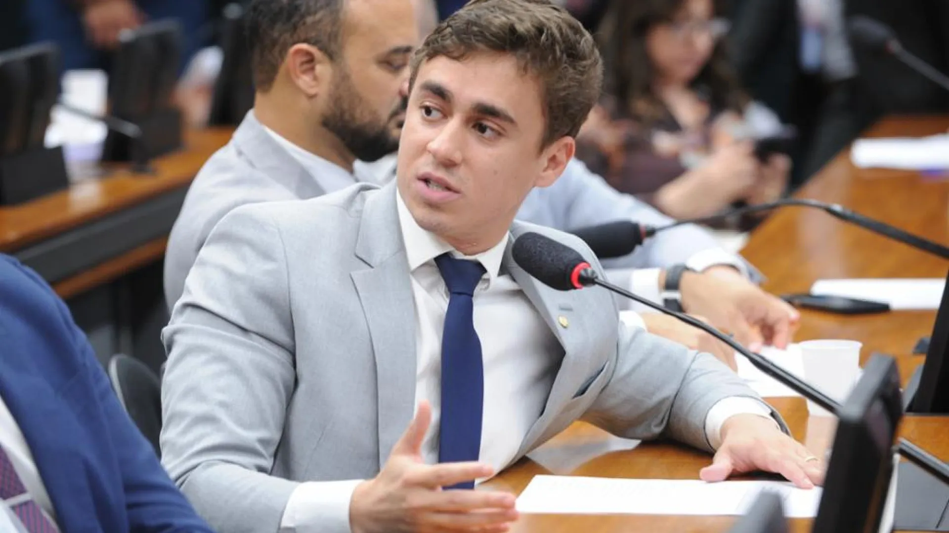 Filhos de Bolsonaro Apoiam Caminhada de Nikolas em Protesto contra Condenações