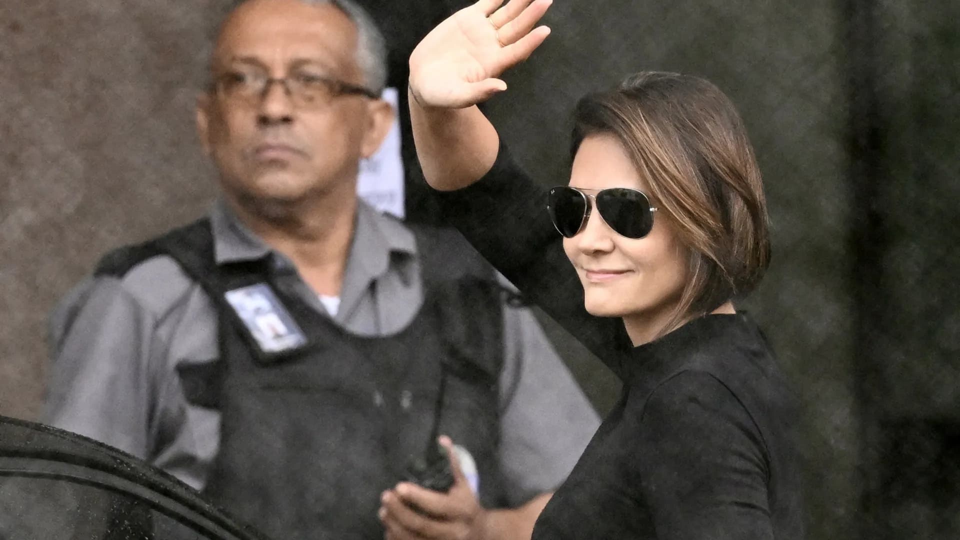 Michelle Bolsonaro testa popularidade de Tarcísio e emite recado a Flávio