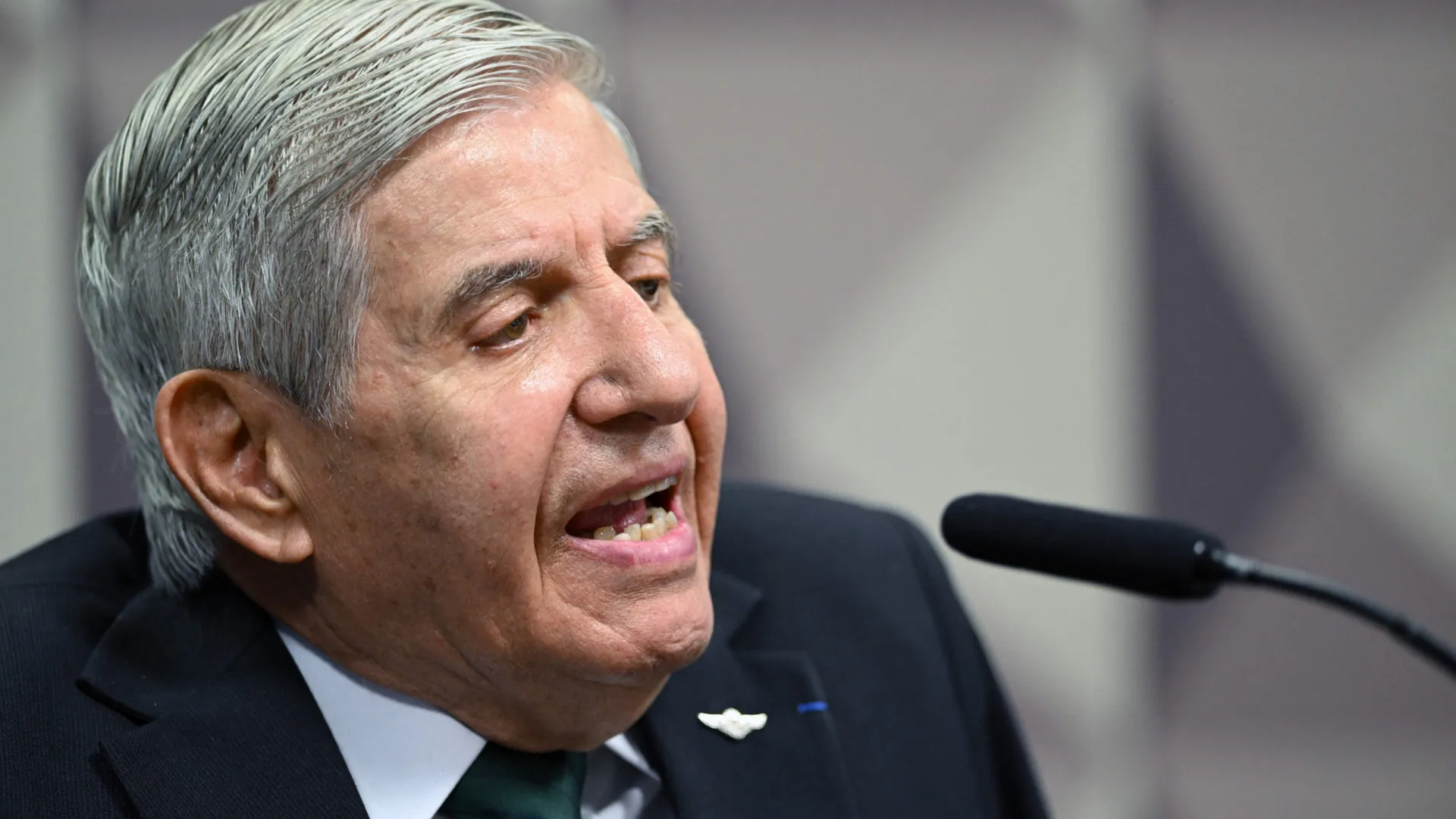 Moraes autoriza notificação ao general Augusto Heleno pela Comissão de Ética