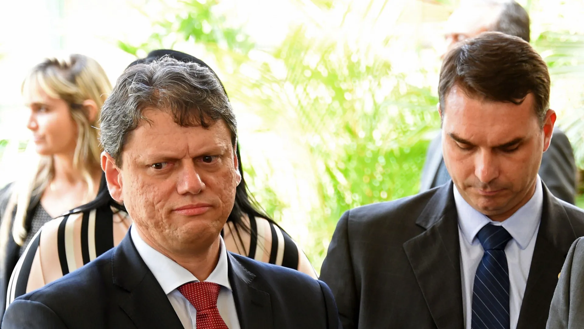 Visita de Tarcísio a Bolsonaro pode consolidar apoio a Flávio