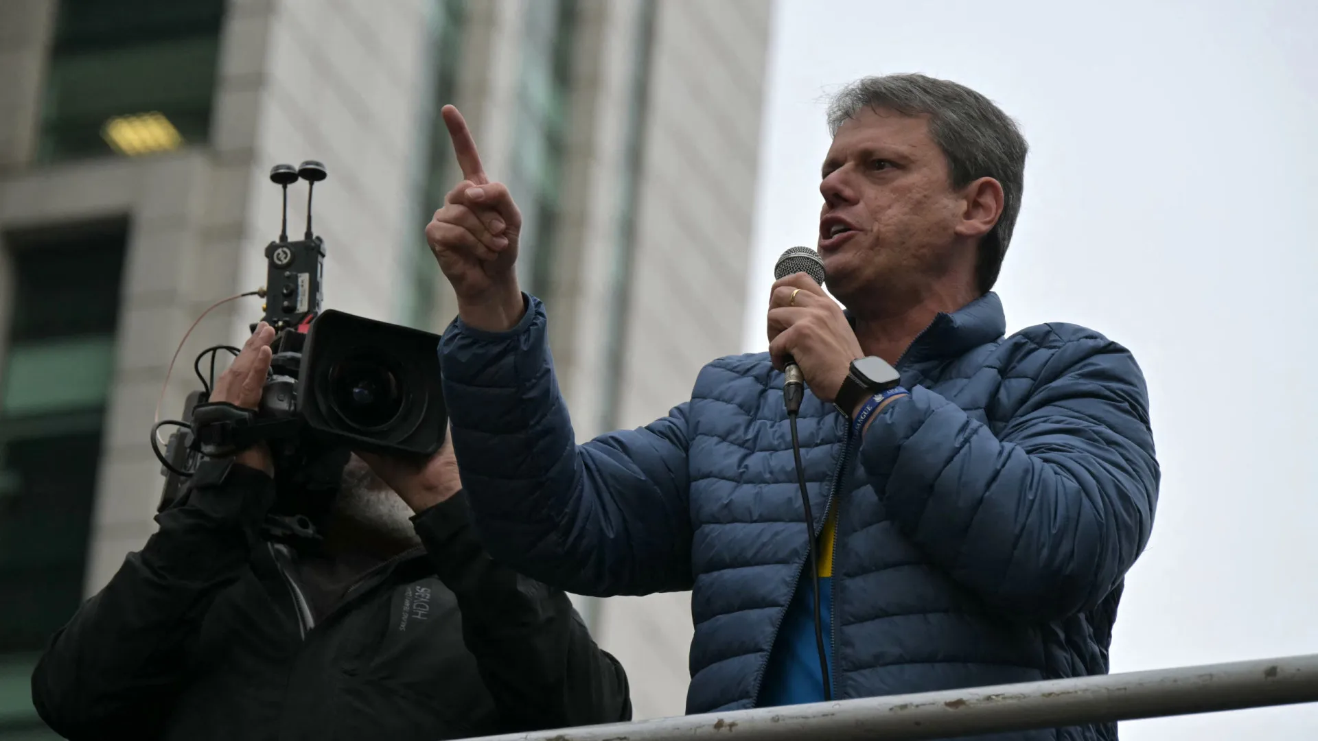 Tarcísio reafirma candidatura à reeleição em São Paulo após visita a Bolsonaro