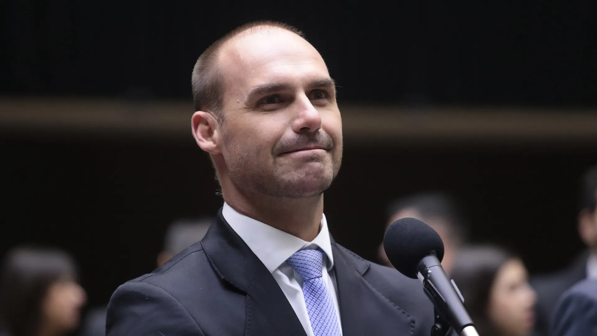 Eduardo Bolsonaro busca apoio internacional para fortalecer candidatura de Flávio