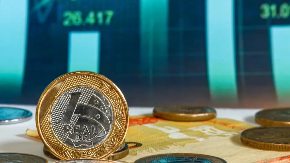 Selic a 15% gera lucros exorbitantes para bilionários, afirma economista