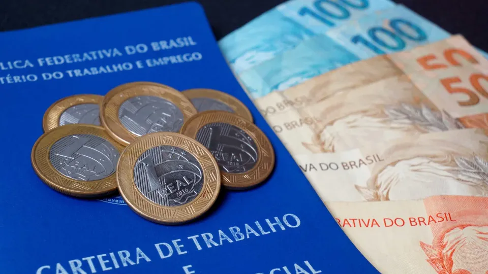 Recorde no Salário de Admissão Atraí Profissionais em Meio à Escassez de Mão de Obra